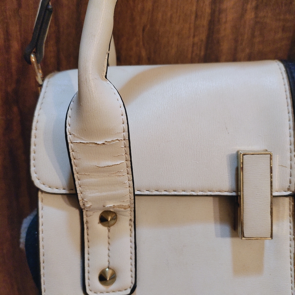 White and black spacious bag - Picture 15 of 16